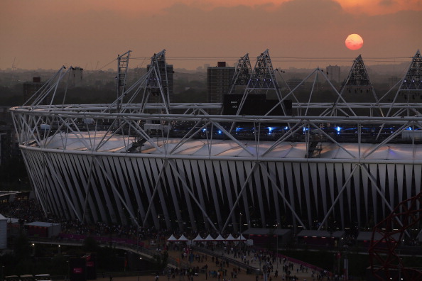 London 2012_Olympic_Stadium_at_twilight_before_Closing_Ceremony_of_Paralympics_September_9_2012