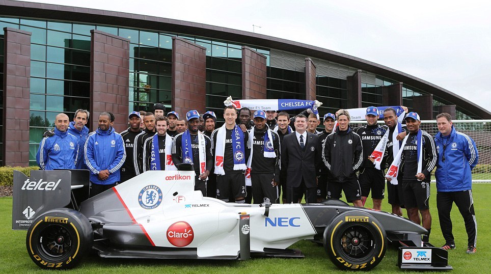 Chelseas stars_pose_with_the_Sauber_car_at_their_Cobham_training_ground