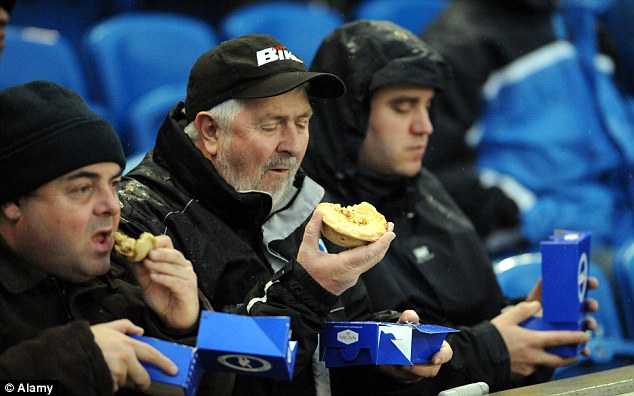 fans eating pies