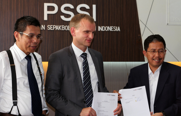 PSSI Integrity Officer Dr Hinca Pandjaitan Sportradar Managing Director Strategy Andreas Krannich and Integrity and PSSI General Secretary Joko Driyano l to r Image 1