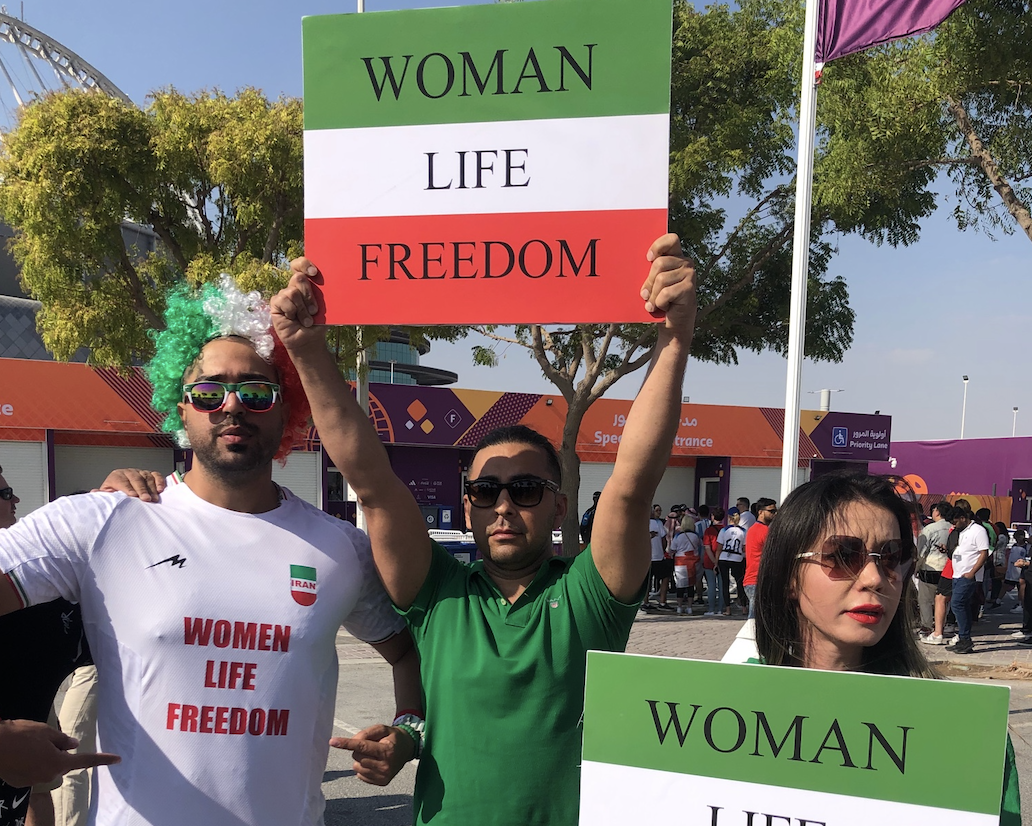 يواجه اللاعبون والمشجعون الإيرانيون المحتجون حملة الفيفا القمعية ، لكن الرسالة تسمع في جميع أنحاء العالم