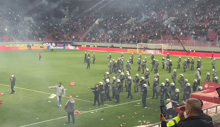 Suporter Olimpiacos bentrok dengan polisi setelah kalah dari AEK mengakhiri harapan gelar mereka