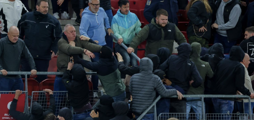 La policía holandesa abre una investigación sobre los ataques de los fanáticos del AZ Alkmaar a las familias de los jugadores del West Ham