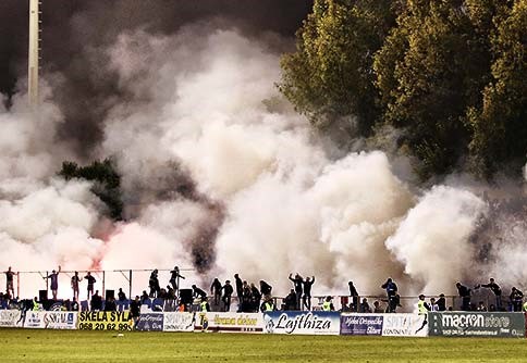 Ultras FK Tirana menyerbu lapangan dan ofisial serangan setelah penalti terlambat menjatuhkan mereka dari liga teratas