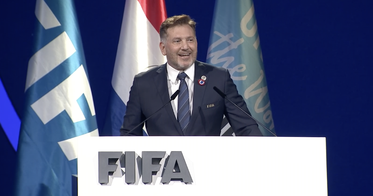 Dominguez pede aos membros da FIFA que pensem mais novos ao falar sobre a Despensa do Mundo, centena anos.