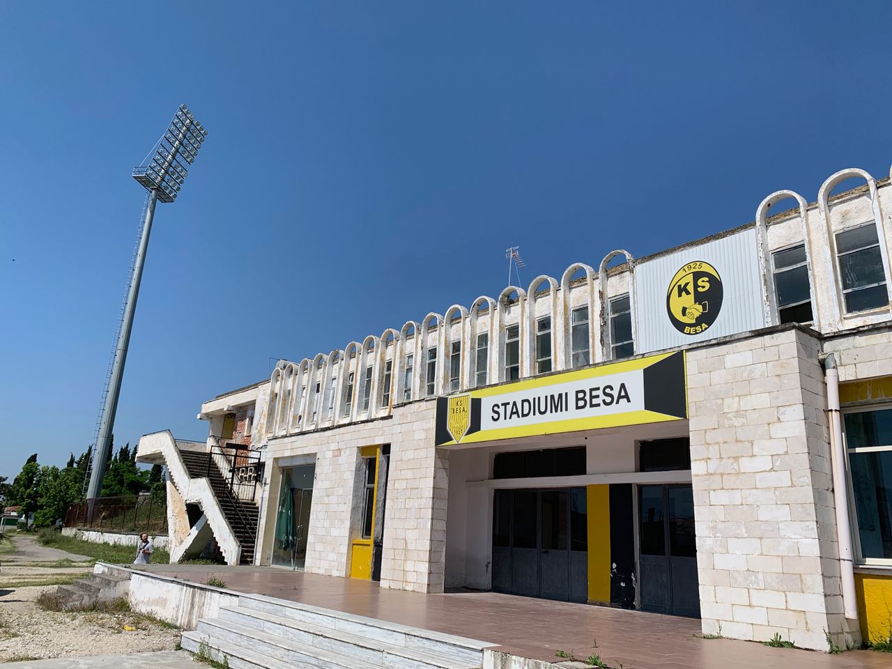 A Albânia FA e Kavaja se juntaram às forças para erigir um estádio destruído em 2019, terremoto.