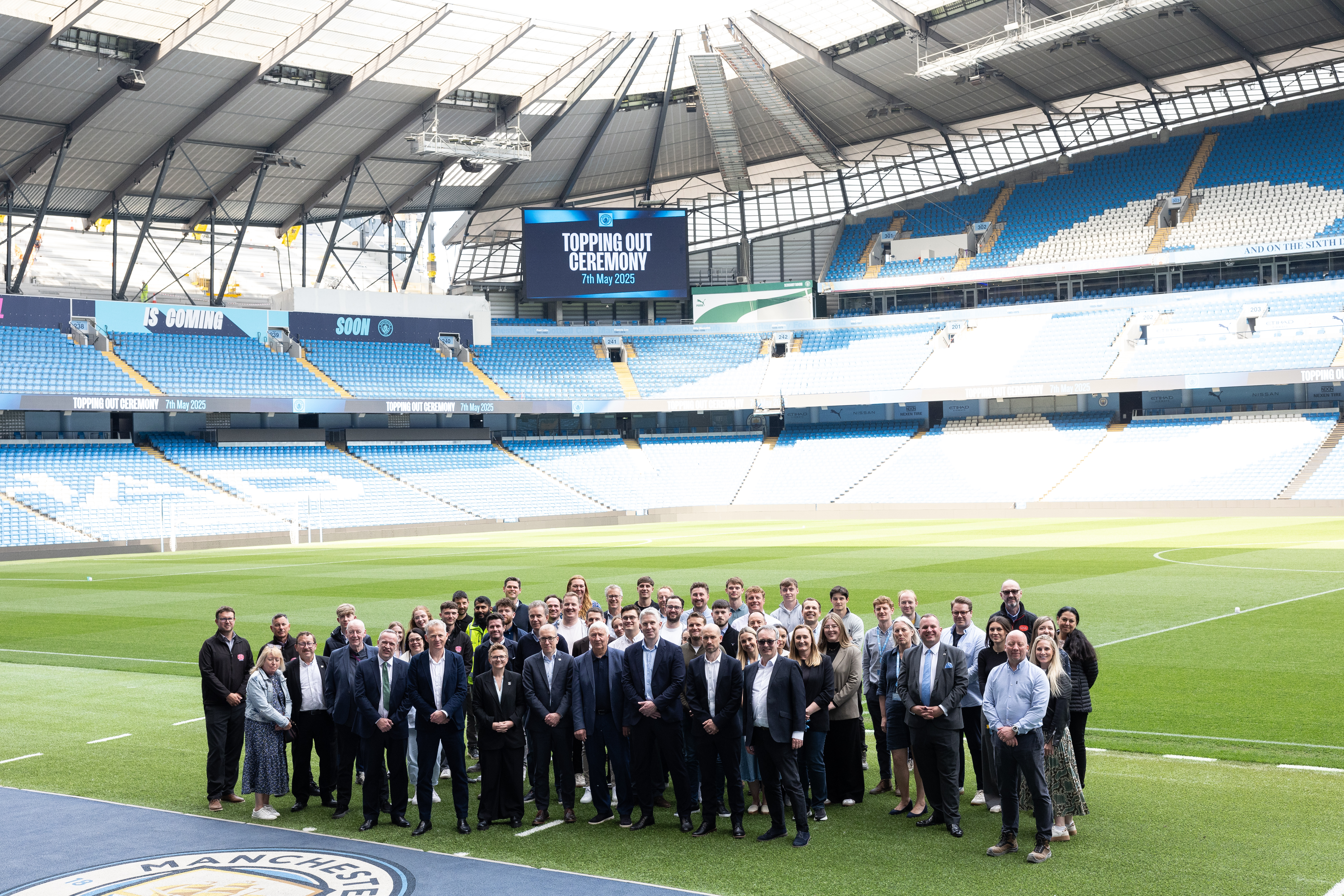 Man City marca a Etihad ‘Toping Out’ Milestone