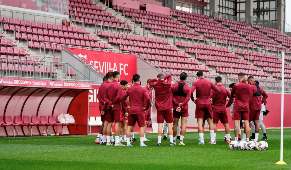 O lugar de treinamento de Sevilla foi atacado uma vez que um jogador que foi forçado a passar a noite.